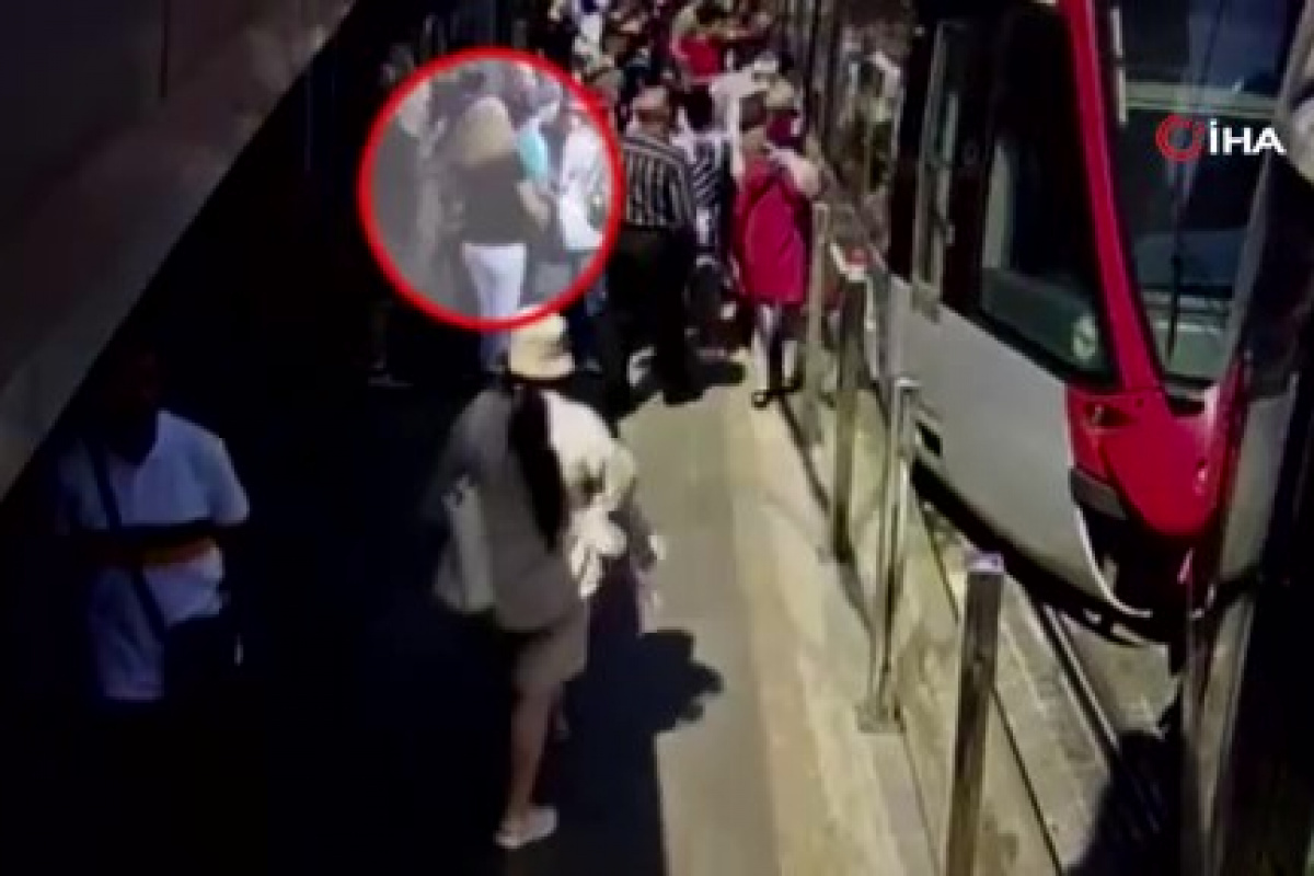 Tramvay durağında yankesicilik yapan 2 kadın yakalandı