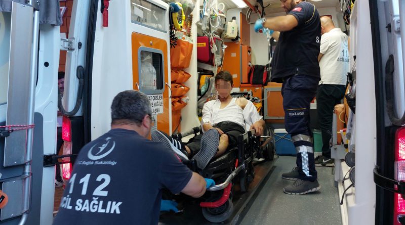 Tüfek kazara ateş aldı, seken kurşun 3 genci yaraladı