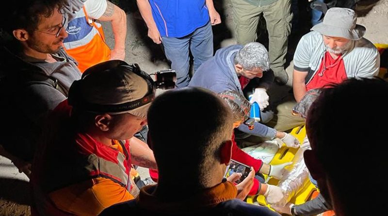 Tunceli’de mantar toplarken kayalıklardan düşen şahıs, 3,5 saatlik çalışmayla kurtarıldı