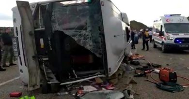 Turistleri taşıyan otobüs kaza yaptı: 1 ölü, 22 yaralı