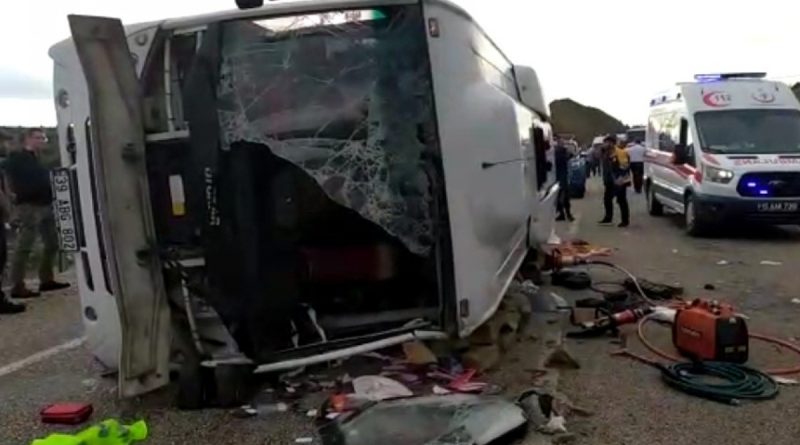 Turistleri taşıyan otobüs kaza yaptı: 1 ölü, 22 yaralı