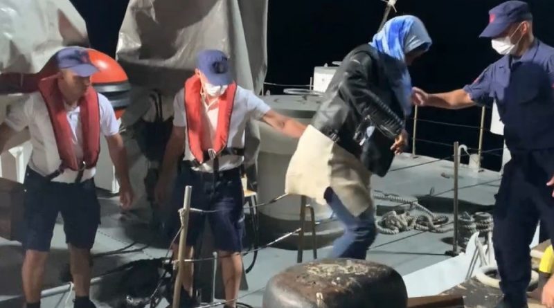 Türk kara sularına geri itilen 8 göçmen Sahil Güvenlik ekiplerince kurtarıldı
