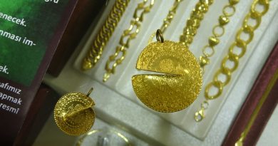 Türkiye’de bir ilk: Kuyumcular Odası Başkanı makası eline aldı düşük ayarlı altınları doğradı