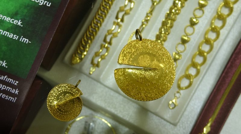 Türkiye’de bir ilk: Kuyumcular Odası Başkanı makası eline aldı düşük ayarlı altınları doğradı