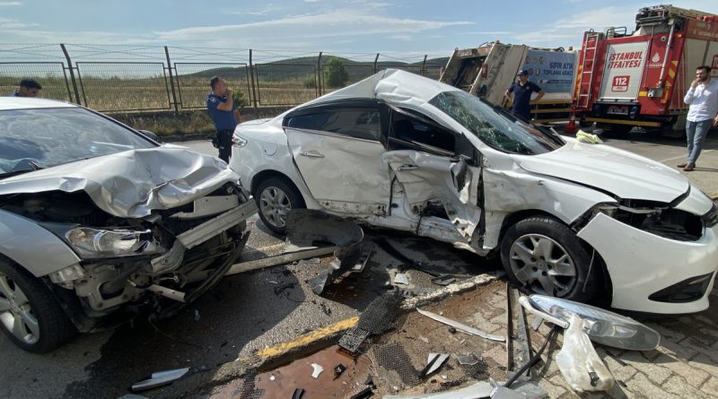 Tuzla’da direksiyon hakimiyetini kaybeden sürücü, otomobile çarptı: 2 yaralı