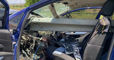 Tuzla’da otomobil bariyerlere ok gibi saplandı: 1 yaralı