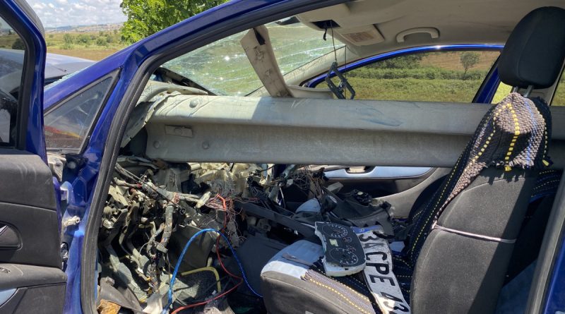 Tuzla’da otomobil bariyerlere ok gibi saplandı: 1 yaralı