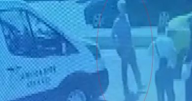 Ümraniye'de kamyonetten telefon hırsızlığı kamerada