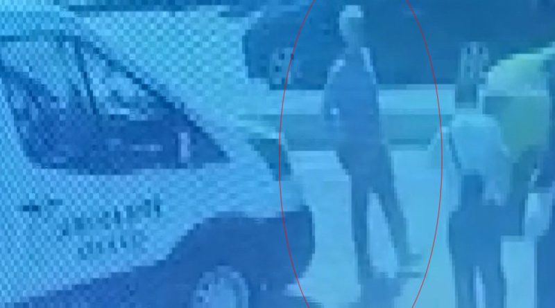 Ümraniye'de kamyonetten telefon hırsızlığı kamerada