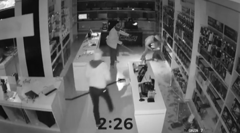 Ümraniye’de teknoloji mağazasında 3 dakikada 3 milyonluk soygun kamerada