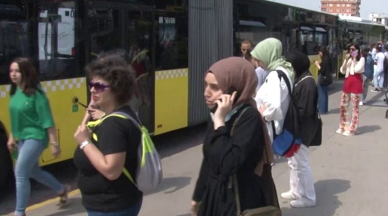 Üsküdar-Çekmeköy metrosu arızalandı, vatandaş isyan etti