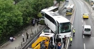Üsküdar'da İETT otobüsü ile iki tur otobüsü çarpıştı!