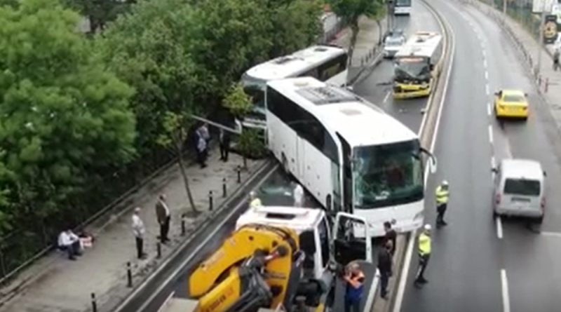 Üsküdar'da İETT otobüsü ile iki tur otobüsü çarpıştı!