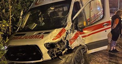 Vakaya giden iki ambulans kaza yaptı: 3 yaralı