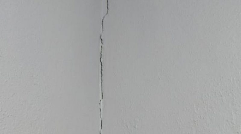 Van’da 5.0 büyüklüğündeki depremde Erciş'te de bazı evlerde çatlaklar oluştu