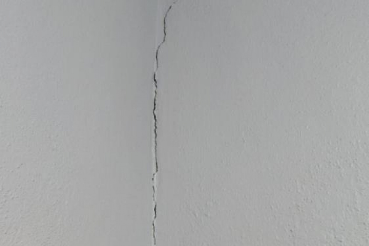 Van’da 5.0 büyüklüğündeki depremde Erciş'te de bazı evlerde çatlaklar oluştu