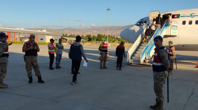 Yabancı uyruklu 107 göçmen, Malatya'dan sınır dışı edildi