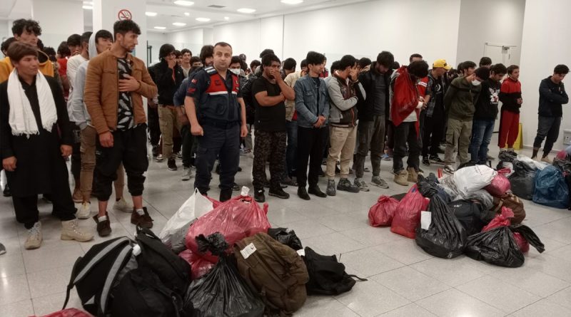 Yabancı uyruklu 131 kaçak göçmen sınır dışı edildi