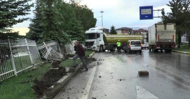 Yağış sonrası kayganlaşan yolda direksiyon hakimiyetini kaybeden kamyon refüje çıktı
