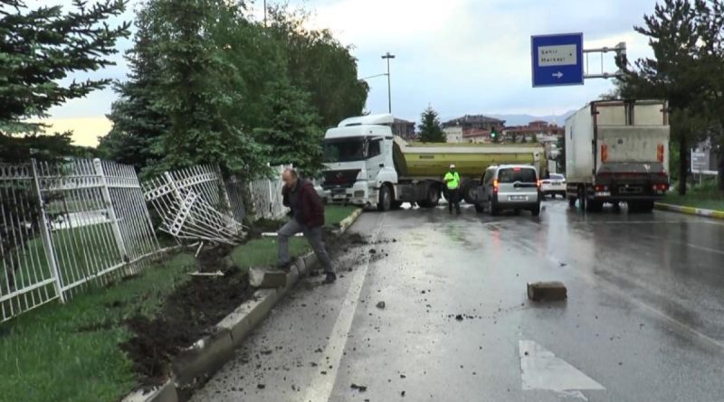 Yağış sonrası kayganlaşan yolda direksiyon hakimiyetini kaybeden kamyon refüje çıktı