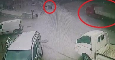 Yağmur nedeniyle kayan tır karşı yönden gelen minibüse çarptı