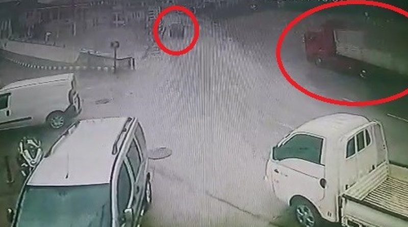 Yağmur nedeniyle kayan tır karşı yönden gelen minibüse çarptı