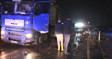 Yaka selinin getirdiği taşlar ve çamur kazayı beraberinde getirdi