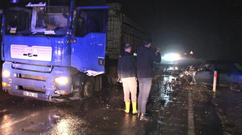 Yaka selinin getirdiği taşlar ve çamur kazayı beraberinde getirdi
