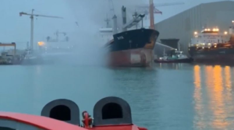 Yalova'daki konteyner gemisindeki yangın saatler sonra söndürüldü