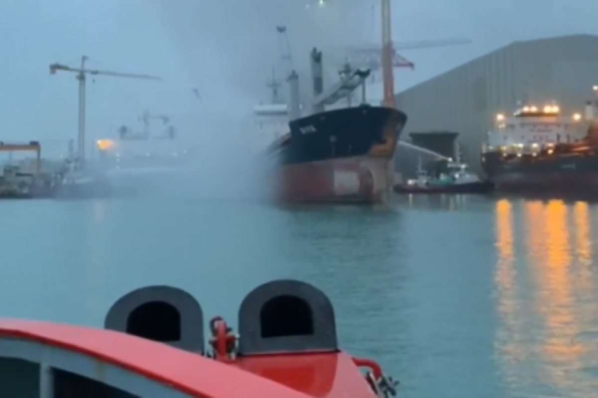 Yalova'daki konteyner gemisindeki yangın saatler sonra söndürüldü