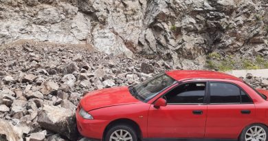 Yamaçtan kopan kayalar karayoluna düştü