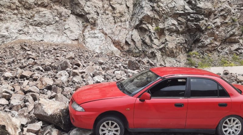 Yamaçtan kopan kayalar karayoluna düştü
