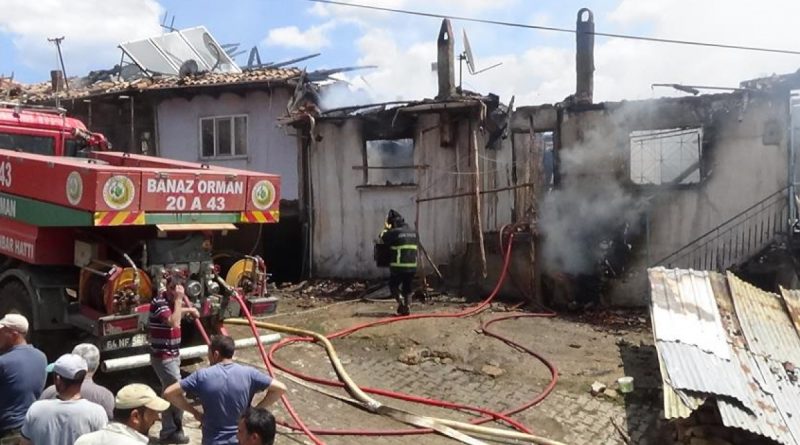 Yangın dumanından etkilenen yaşlı çift hastaneye kaldırıldı