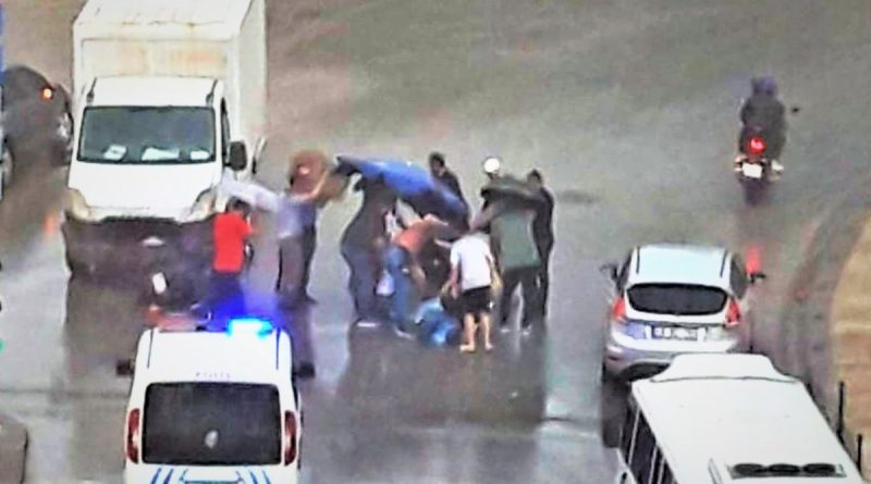 Yaralıyı korumak için ellerindeki şemsiyelerle fırtınaya direndiler