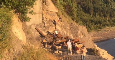 Yaşlı adam ve çocuk, kayalıklarda mahsur kaldı