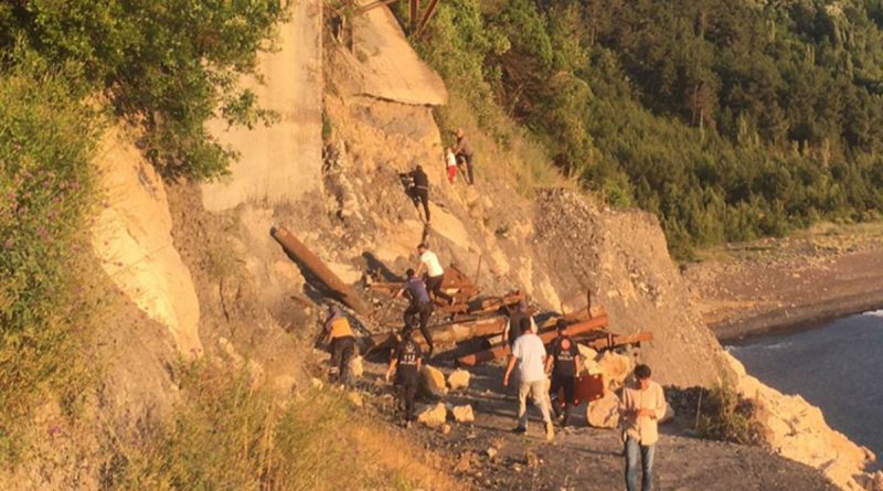 Yaşlı adam ve çocuk, kayalıklarda mahsur kaldı