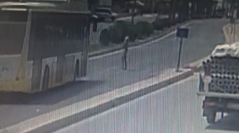 Yaya geçidinden geçerken otobüs çarptı