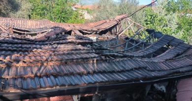 Yıldırım düşmesi sonucu çıkan yangında bir ev kül oldu