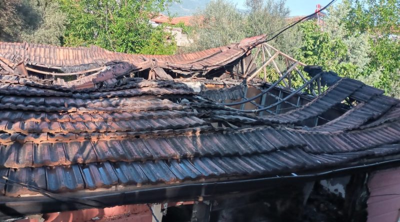 Yıldırım düşmesi sonucu çıkan yangında bir ev kül oldu