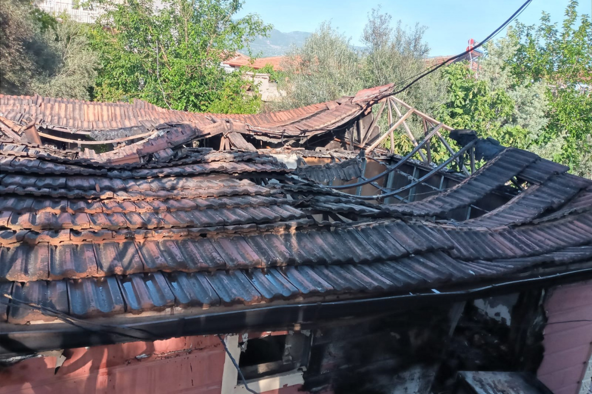 Yıldırım düşmesi sonucu çıkan yangında bir ev kül oldu