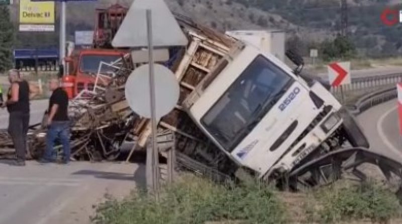 Yokuş aşağı inerken freni patlayan hurda yüklü kamyon devrildi