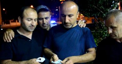 Yol ortasında poşet dolu para buldu