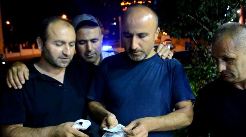 Yol ortasında poşet dolu para buldu