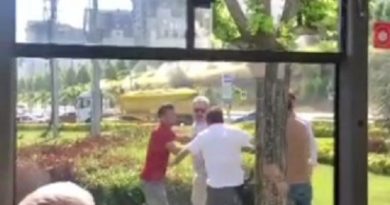 Yol verme tartışmasında sopayla otobüse saldırdı