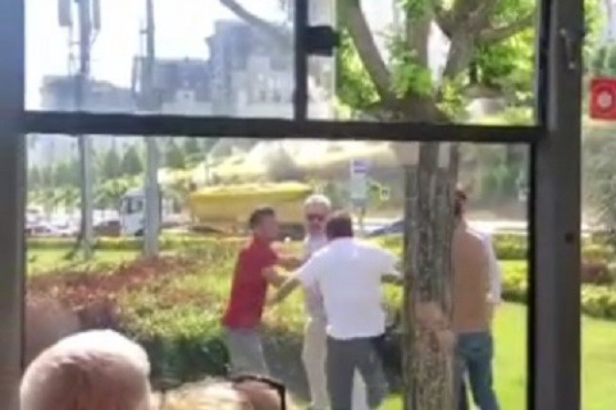 Yol verme tartışmasında sopayla otobüse saldırdı