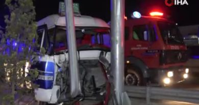 Yolcu minibüsü yön levhasına çarptı: 1'i ağır 12 yaralı