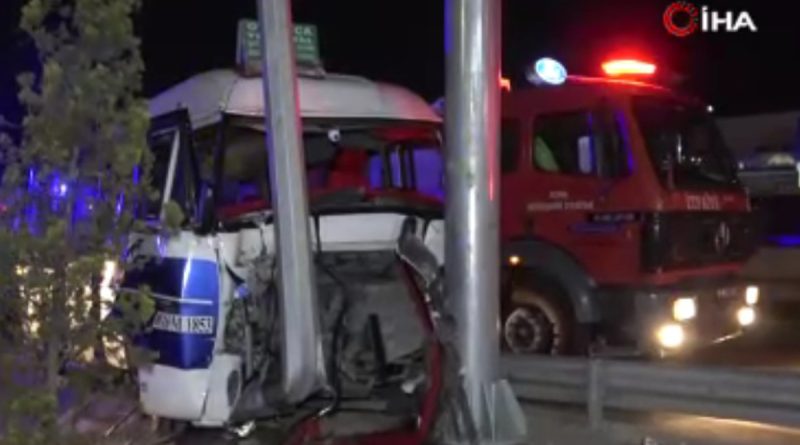 Yolcu minibüsü yön levhasına çarptı: 1'i ağır 12 yaralı