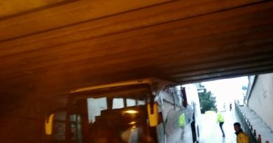 Yolcu otobüsü alt geçitte sıkıştı