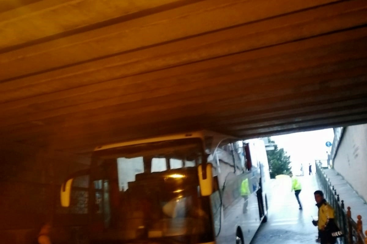 Yolcu otobüsü alt geçitte sıkıştı