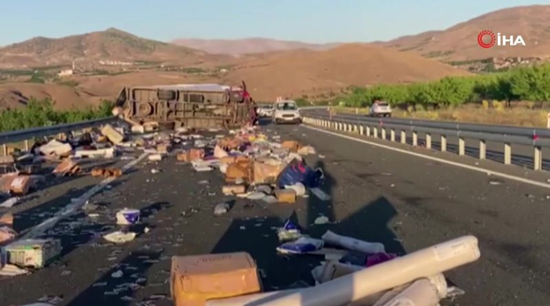 Yolcu otobüsü ile kargo kamyonu çarpıştı: 1’i ağır 9 yaralı